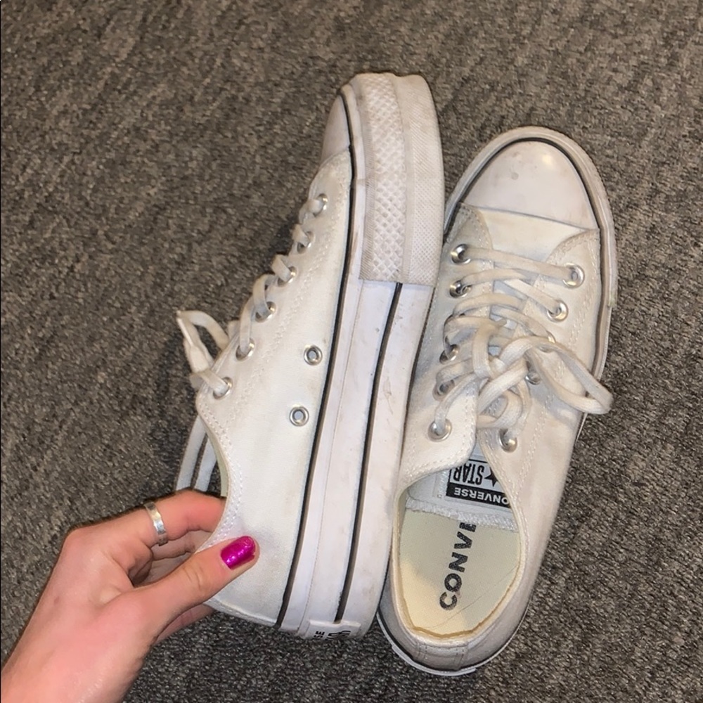 Platform white low top Converse!